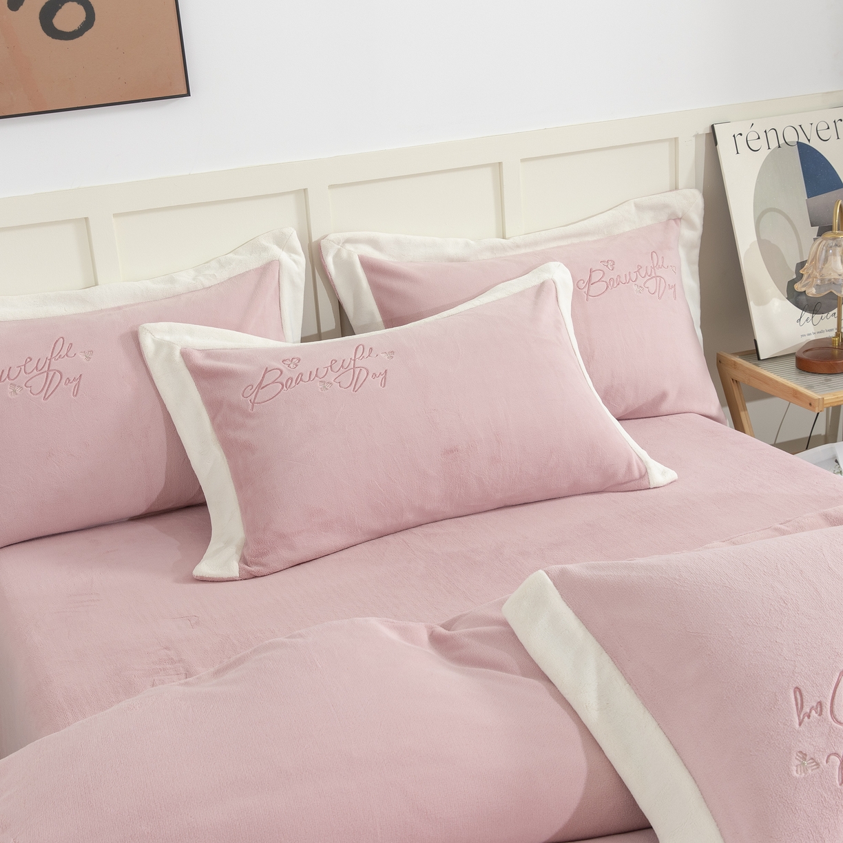 91家纺网 家纺一手货源 找家纺 贝尔 2025新款青黛-纯色高克重全消光蚕丝绒（赠送拎袋）拼角刺绣四件套 豆沙粉