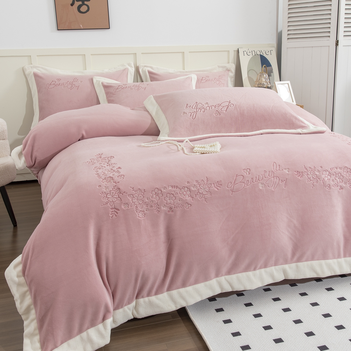 91家纺网 家纺一手货源 找家纺 贝尔 2025新款青黛-纯色高克重全消光蚕丝绒（赠送拎袋）拼角刺绣四件套 豆沙粉