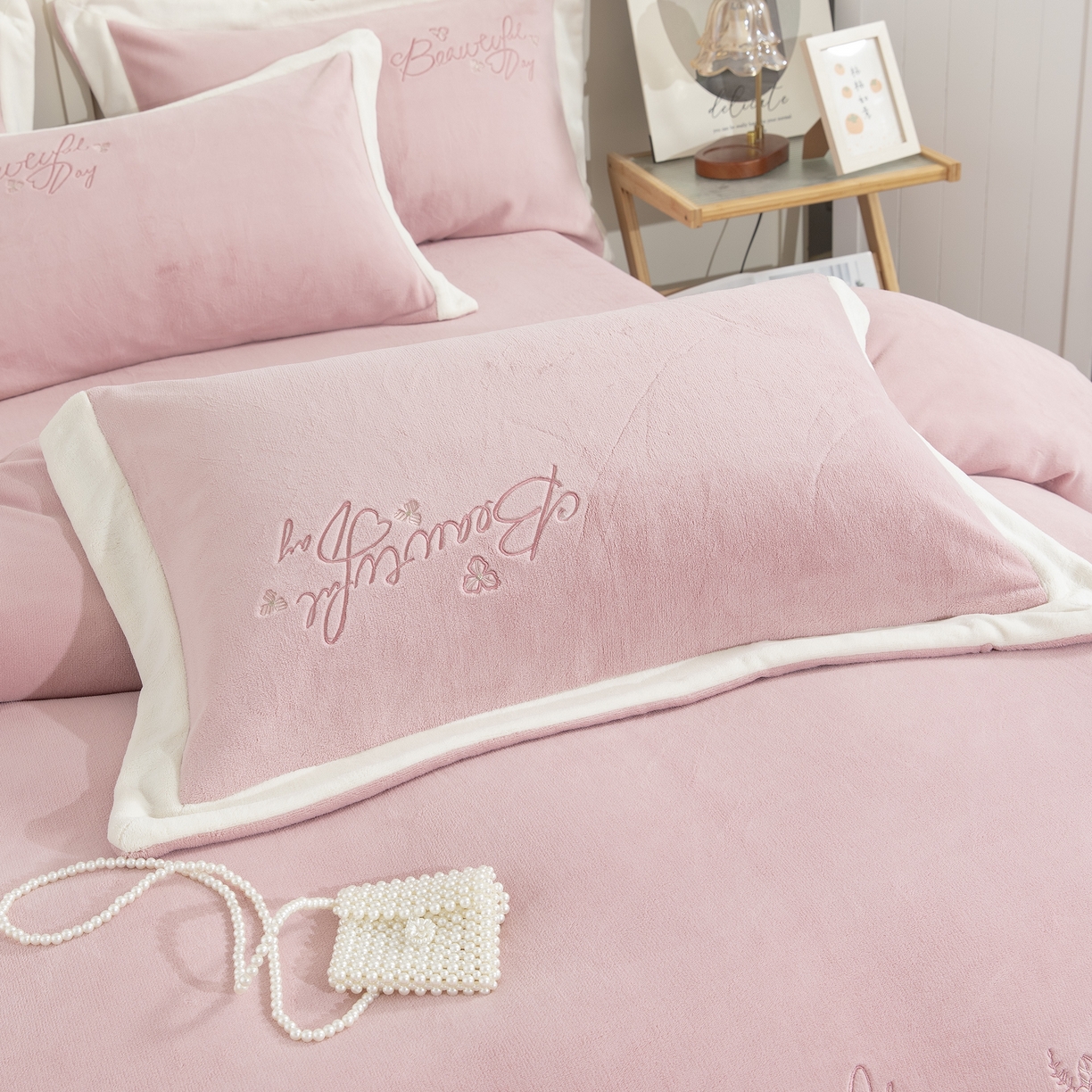 91家纺网 家纺一手货源 找家纺 贝尔 2025新款青黛-纯色高克重全消光蚕丝绒（赠送拎袋）拼角刺绣四件套 豆沙粉