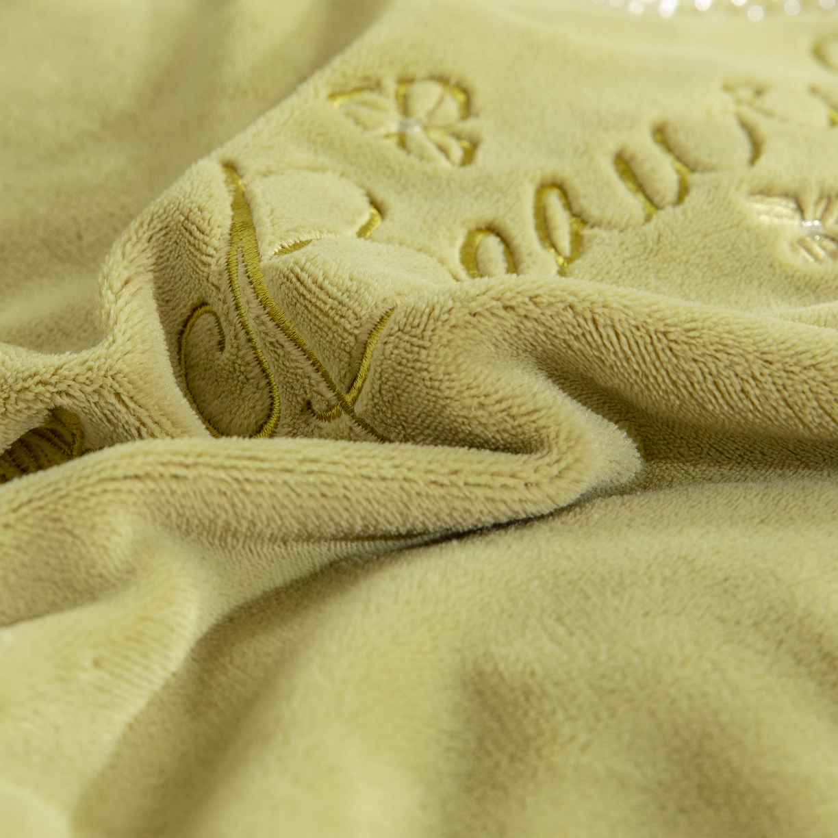 91家纺网 家纺一手货源 找家纺 贝尔 2025新款青黛-纯色高克重全消光蚕丝绒（赠送拎袋）拼角刺绣四件套 芥末绿