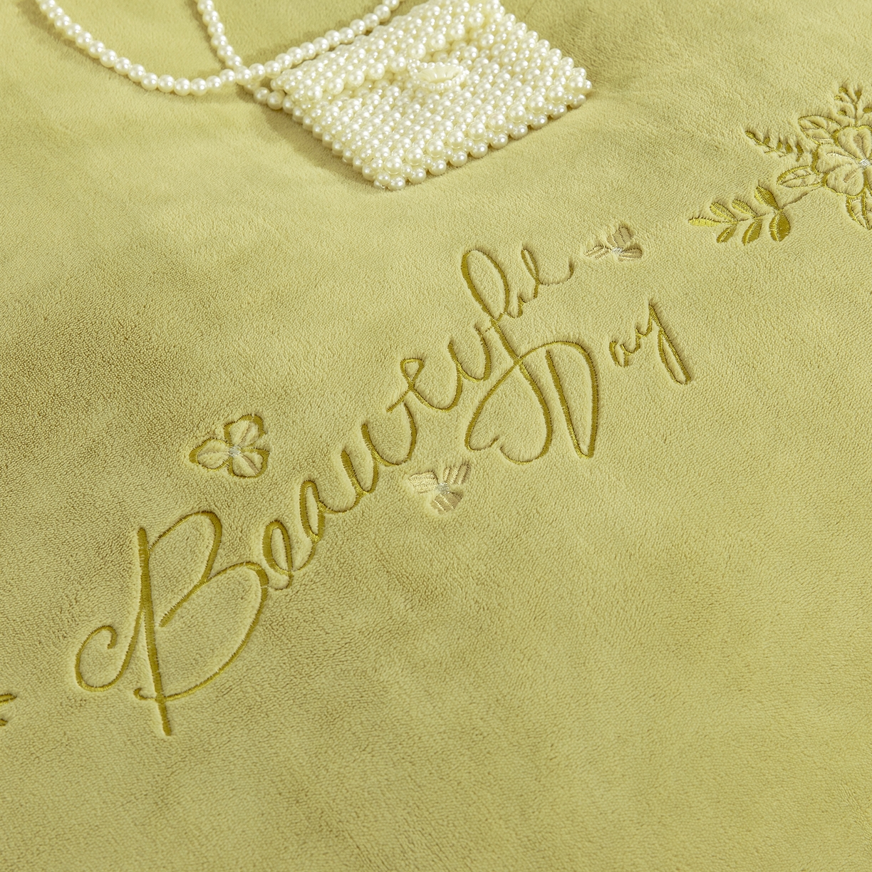 91家纺网 家纺一手货源 找家纺 贝尔 2025新款青黛-纯色高克重全消光蚕丝绒（赠送拎袋）拼角刺绣四件套 芥末绿