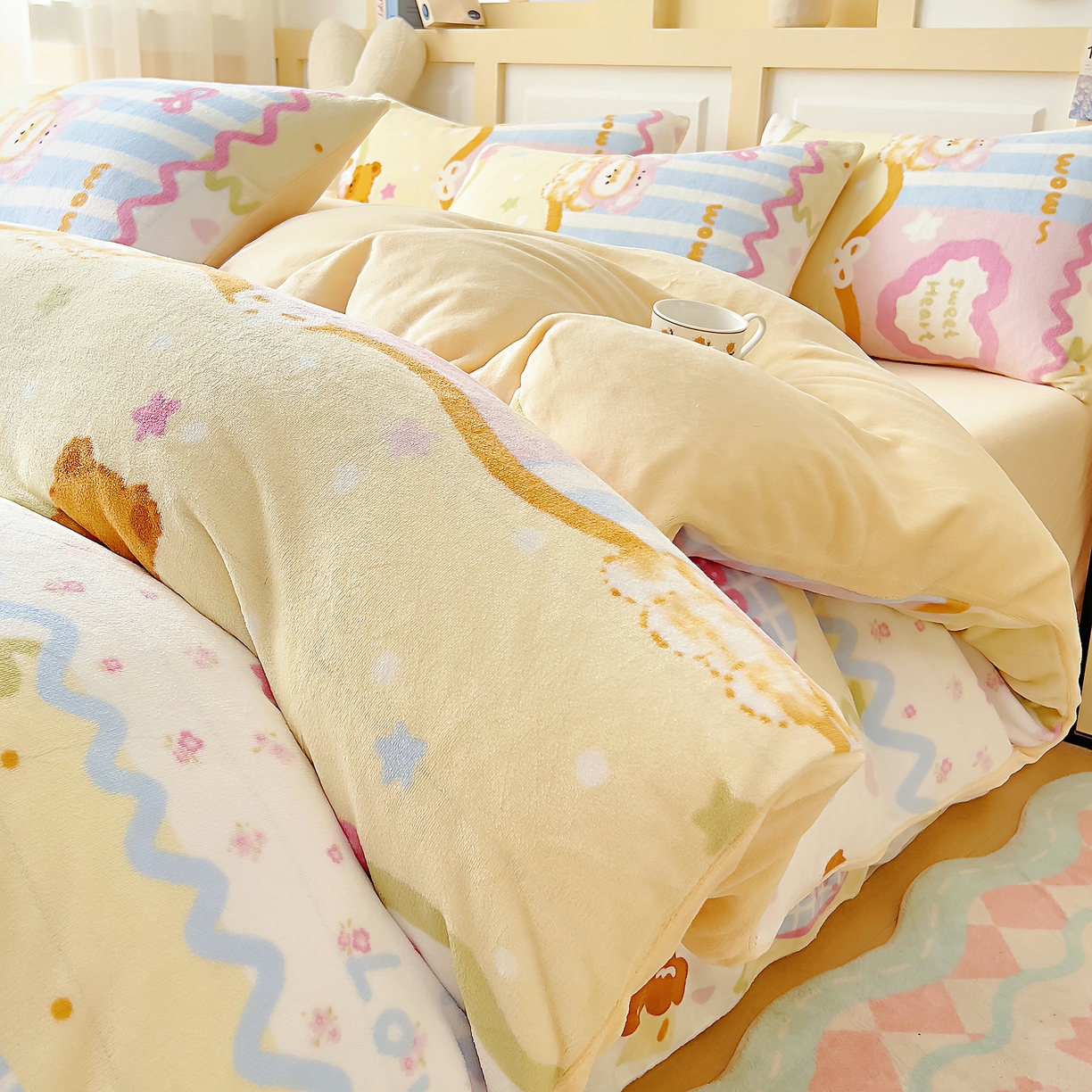 91家纺网 家纺一手货源 找家纺 找底底家纺 2025新款牛奶绒四件套（日发50套优惠8元一套） 甜熊波点梦