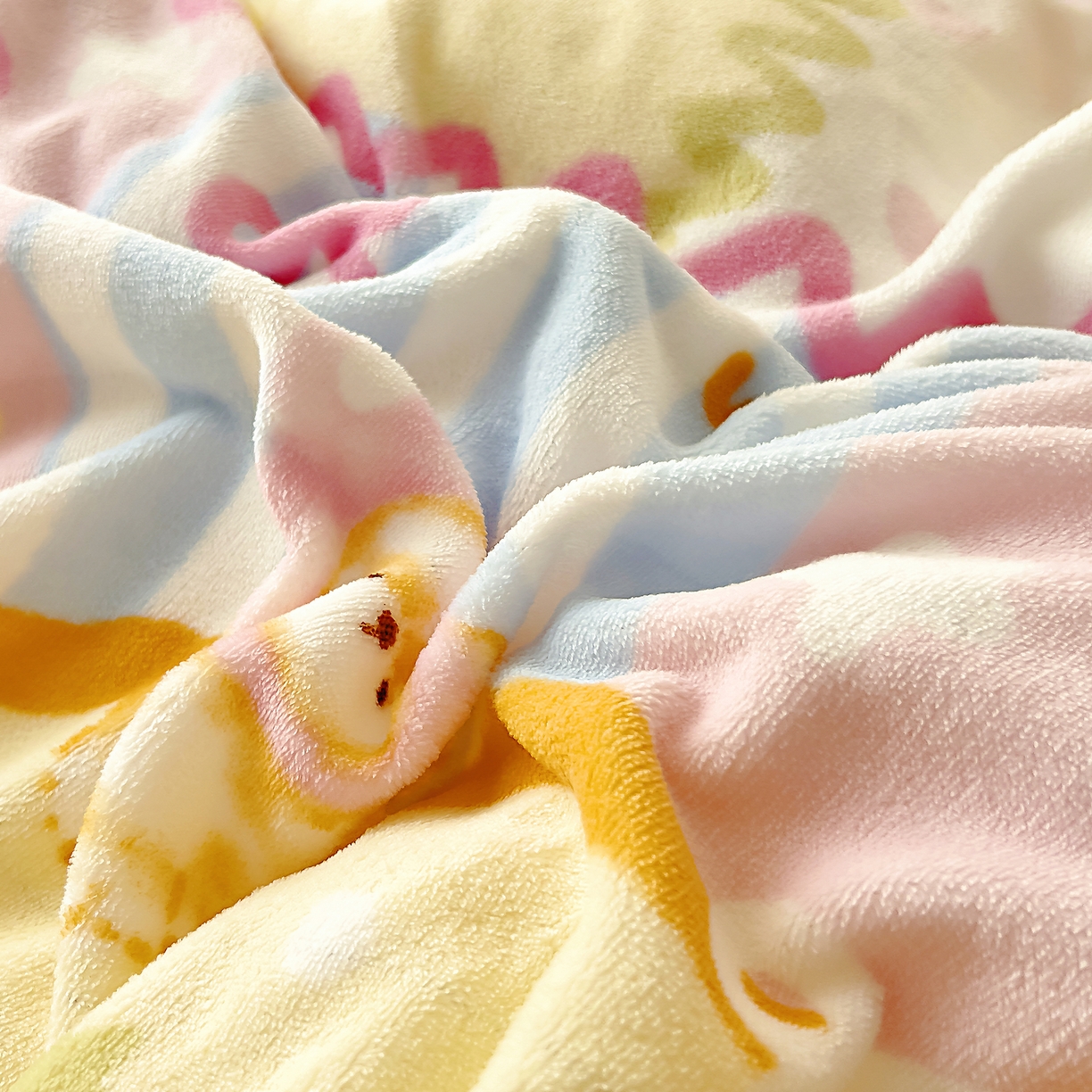 91家纺网 家纺一手货源 找家纺 找底底家纺 2025新款牛奶绒四件套（日发50套优惠8元一套） 甜熊波点梦