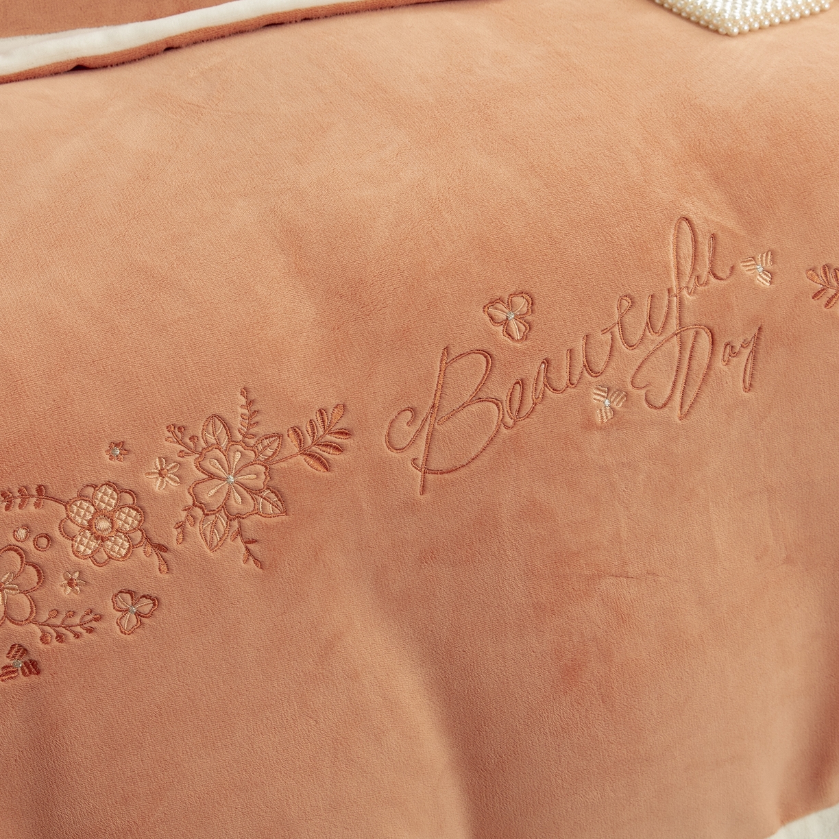 91家纺网 家纺一手货源 找家纺 贝尔 2025新款青黛-纯色高克重全消光蚕丝绒（赠送拎袋）拼角刺绣四件套 橘色