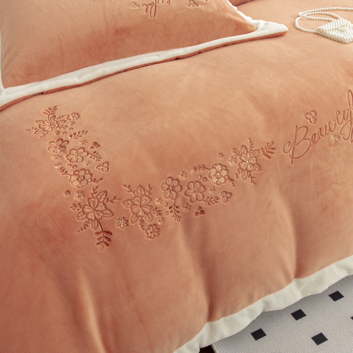 91家纺网 家纺一手货源 找家纺 贝尔 2025新款青黛-纯色高克重全消光蚕丝绒（赠送拎袋）拼角刺绣四件套 橘色