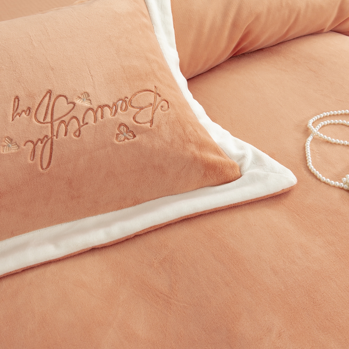 91家纺网 家纺一手货源 找家纺 贝尔 2025新款青黛-纯色高克重全消光蚕丝绒（赠送拎袋）拼角刺绣四件套 橘色