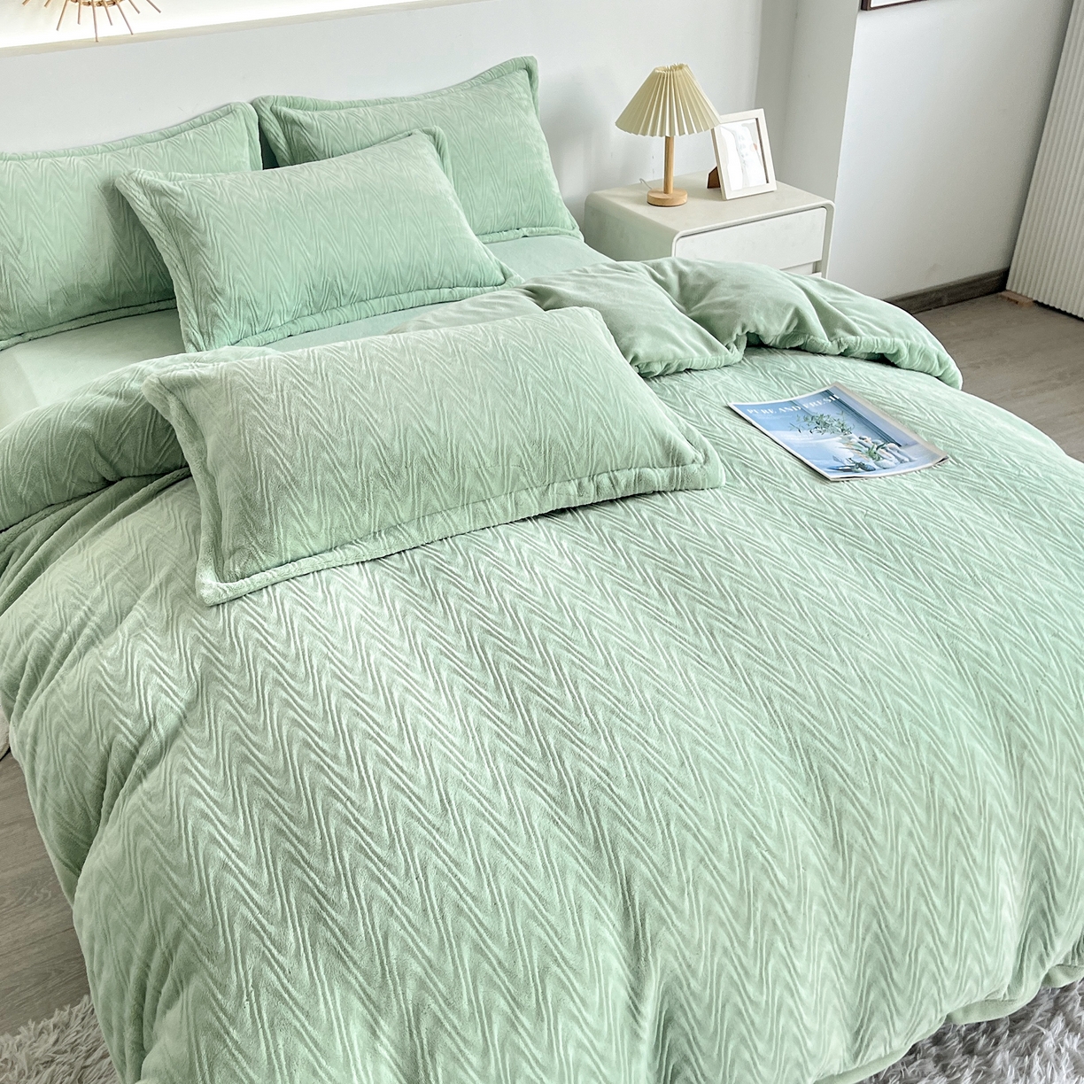 91家纺网 家纺一手货源 找家纺 2025新款全消光皮草绒纯色高克重四件套（赠送拎袋）——波纹 抹茶绿