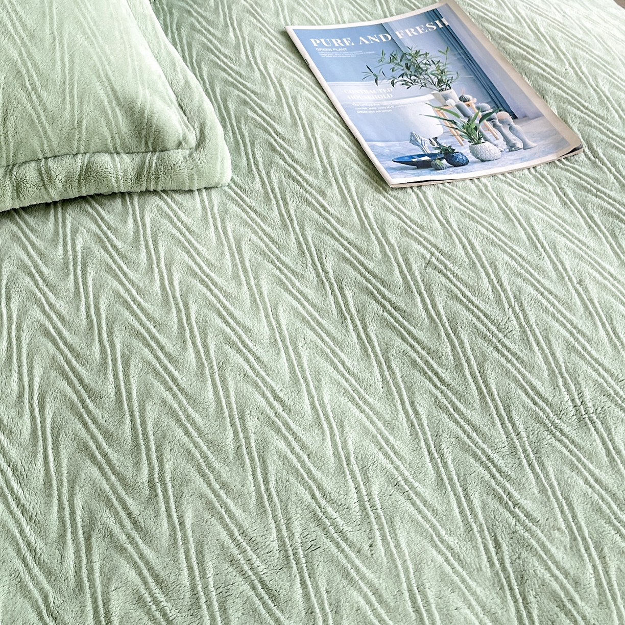 91家纺网 家纺一手货源 找家纺 2025新款全消光皮草绒纯色高克重四件套（赠送拎袋）——波纹 抹茶绿