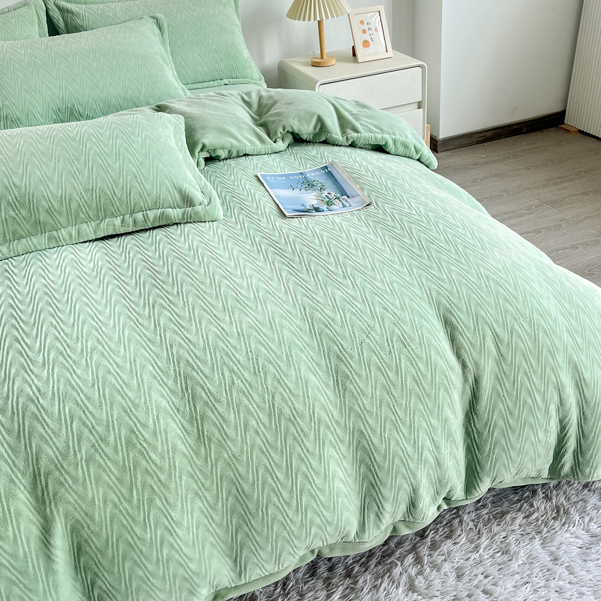 91家纺网 家纺一手货源 找家纺 2025新款全消光皮草绒纯色高克重四件套（赠送拎袋）——波纹 抹茶绿