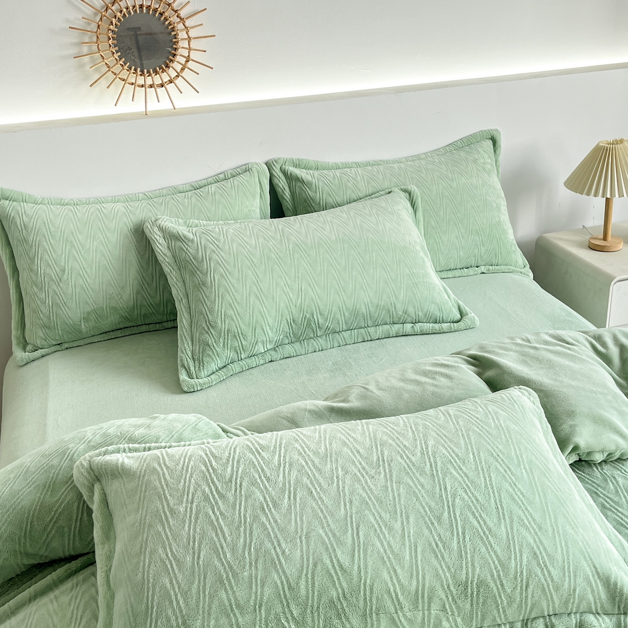 91家纺网 家纺一手货源 找家纺 2025新款全消光皮草绒纯色高克重四件套（赠送拎袋）——波纹 抹茶绿