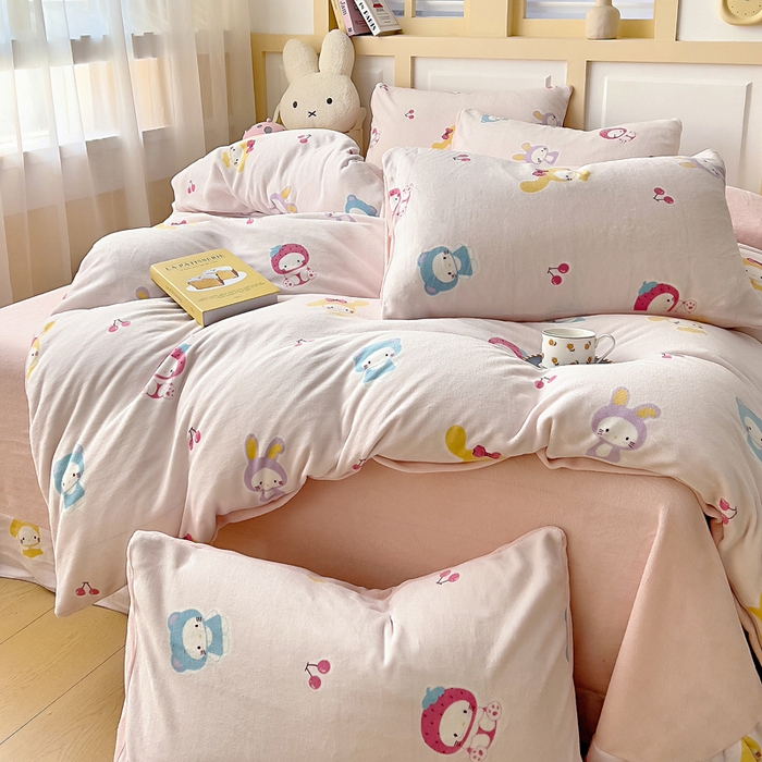 91家纺网 家纺一手货源 找家纺 找底底家纺 2025新款牛奶绒四件套（日发50套优惠8元一套） 樱桃兔