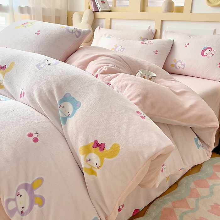 91家纺网 家纺一手货源 找家纺 找底底家纺 2025新款牛奶绒四件套（日发50套优惠8元一套） 樱桃兔