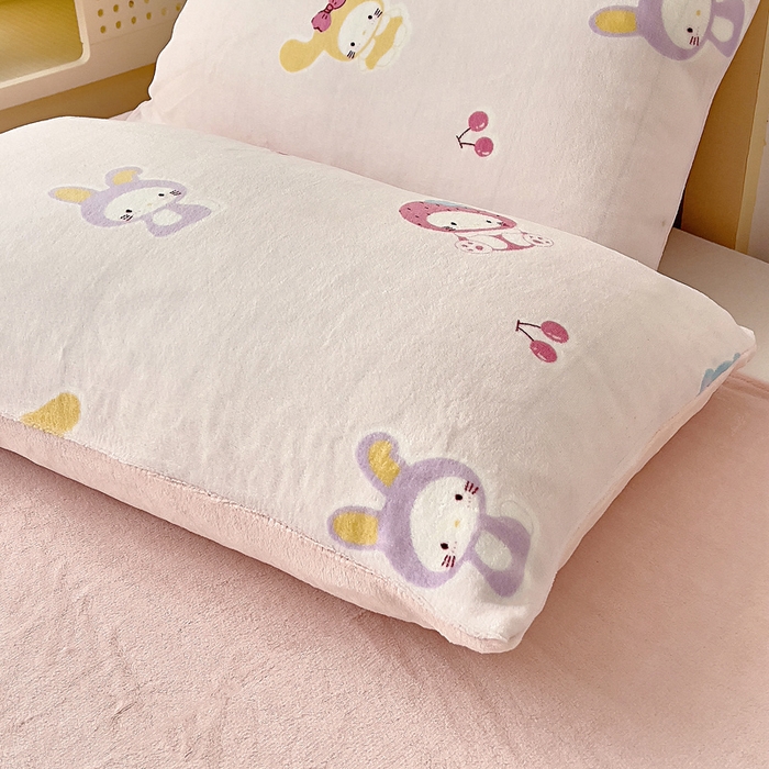 91家纺网 家纺一手货源 找家纺 找底底家纺 2025新款牛奶绒四件套（日发50套优惠8元一套） 樱桃兔