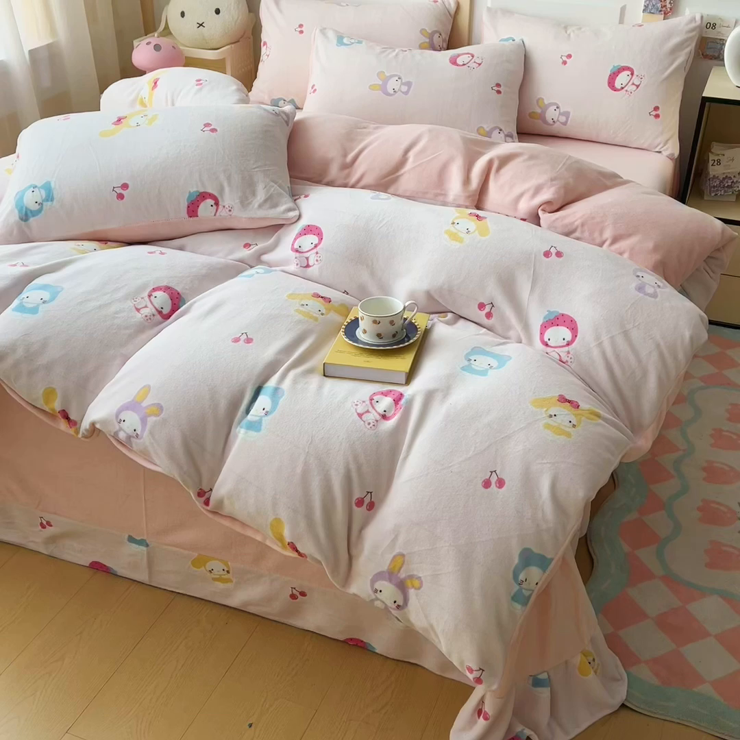 91家纺网 家纺一手货源 找家纺 找底底家纺 2025新款牛奶绒四件套（日发50套优惠8元一套） 樱桃兔