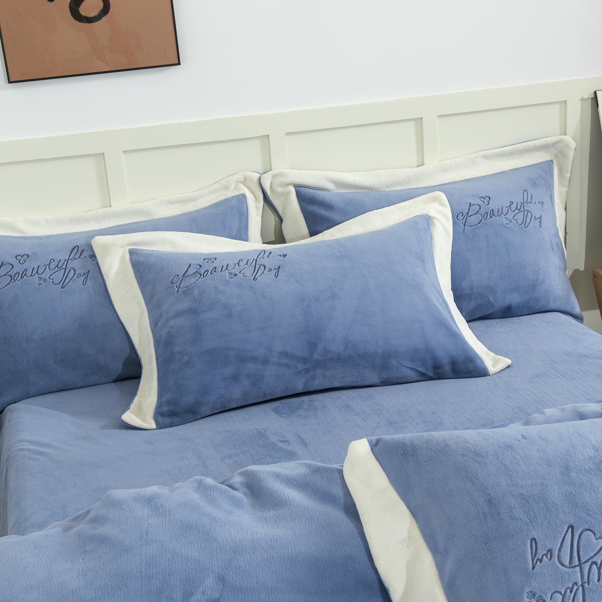 91家纺网 家纺一手货源 找家纺 贝尔 2025新款青黛-纯色高克重全消光蚕丝绒（赠送拎袋）拼角刺绣四件套 兰色