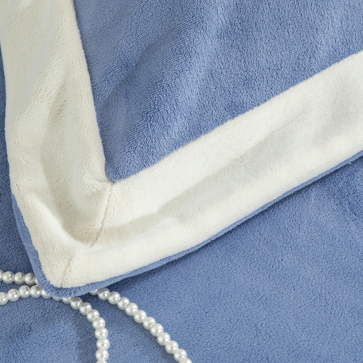 91家纺网 家纺一手货源 找家纺 贝尔 2025新款青黛-纯色高克重全消光蚕丝绒（赠送拎袋）拼角刺绣四件套 兰色