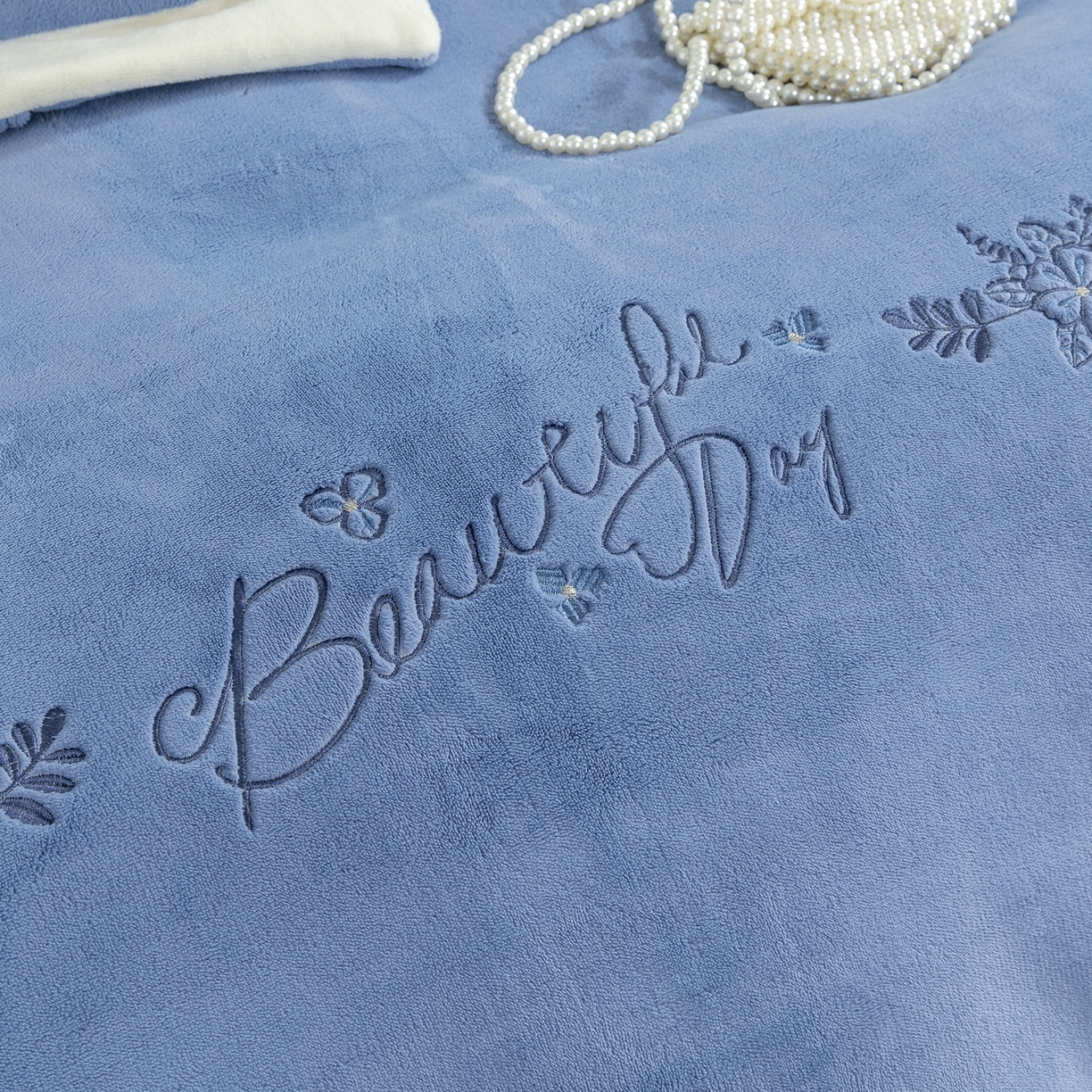 91家纺网 家纺一手货源 找家纺 贝尔 2025新款青黛-纯色高克重全消光蚕丝绒（赠送拎袋）拼角刺绣四件套 兰色