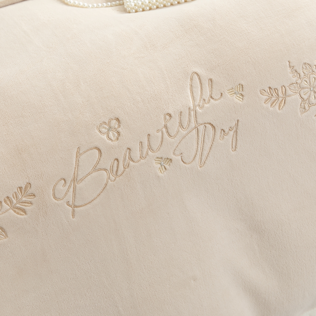 91家纺网 家纺一手货源 找家纺 贝尔 2025新款青黛-纯色高克重全消光蚕丝绒（赠送拎袋）拼角刺绣四件套 米驼