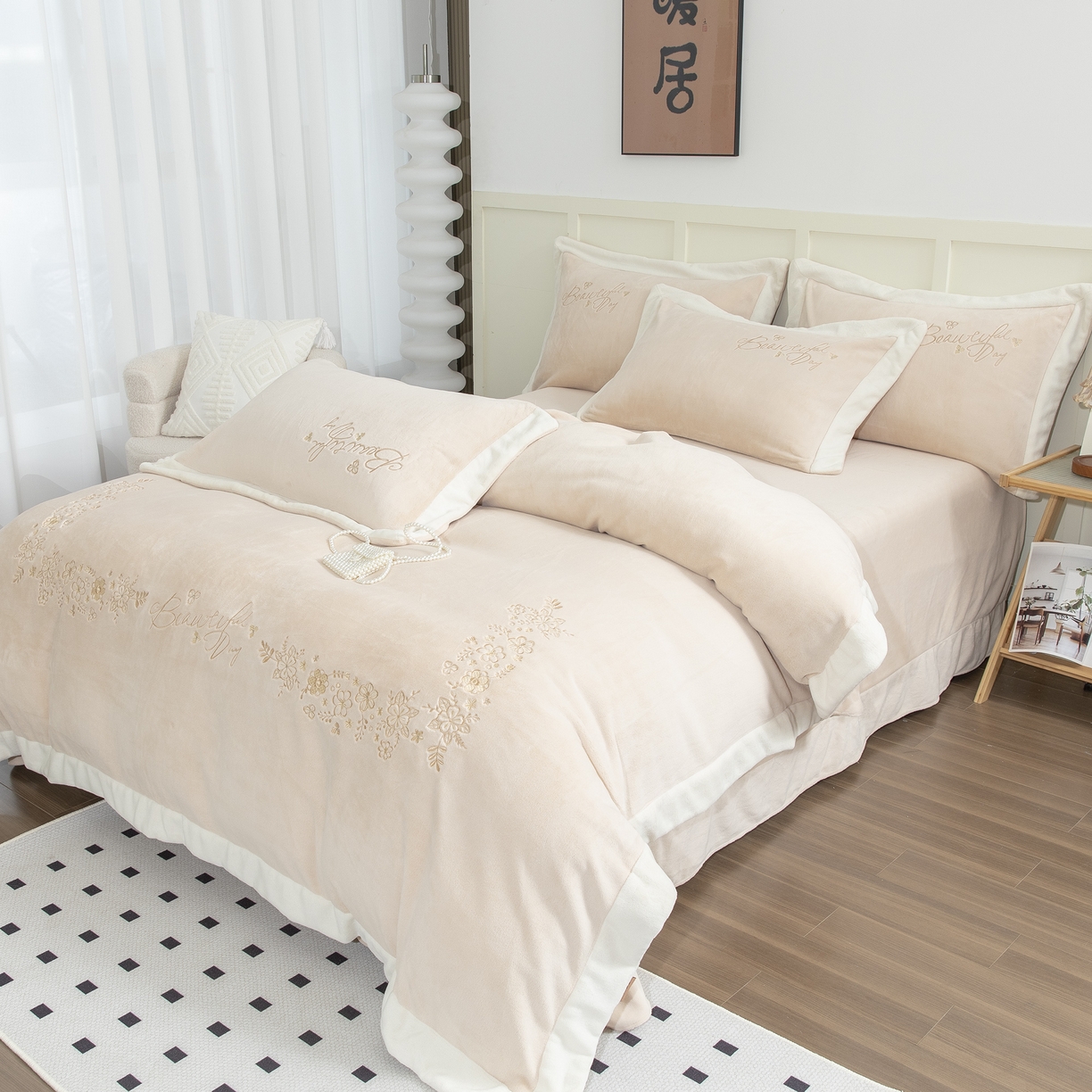 91家纺网 家纺一手货源 找家纺 贝尔 2025新款青黛-纯色高克重全消光蚕丝绒（赠送拎袋）拼角刺绣四件套 米驼