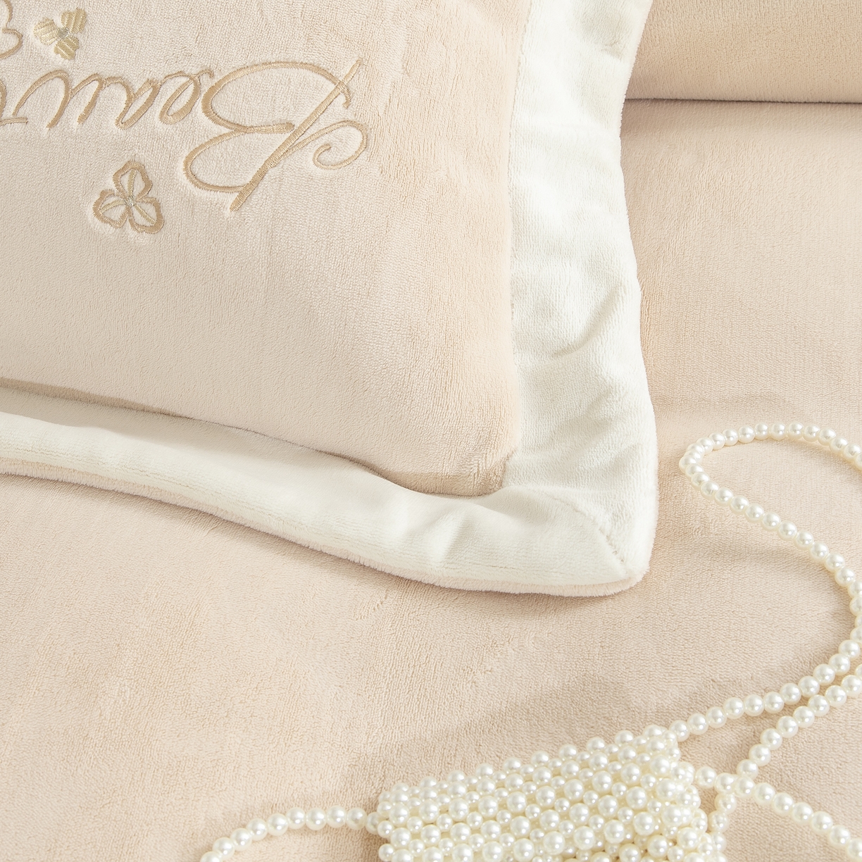 91家纺网 家纺一手货源 找家纺 贝尔 2025新款青黛-纯色高克重全消光蚕丝绒（赠送拎袋）拼角刺绣四件套 米驼