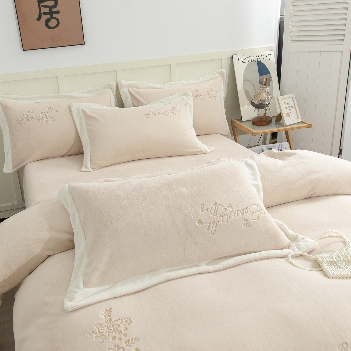 91家纺网 家纺一手货源 找家纺 贝尔 2025新款青黛-纯色高克重全消光蚕丝绒（赠送拎袋）拼角刺绣四件套 米驼