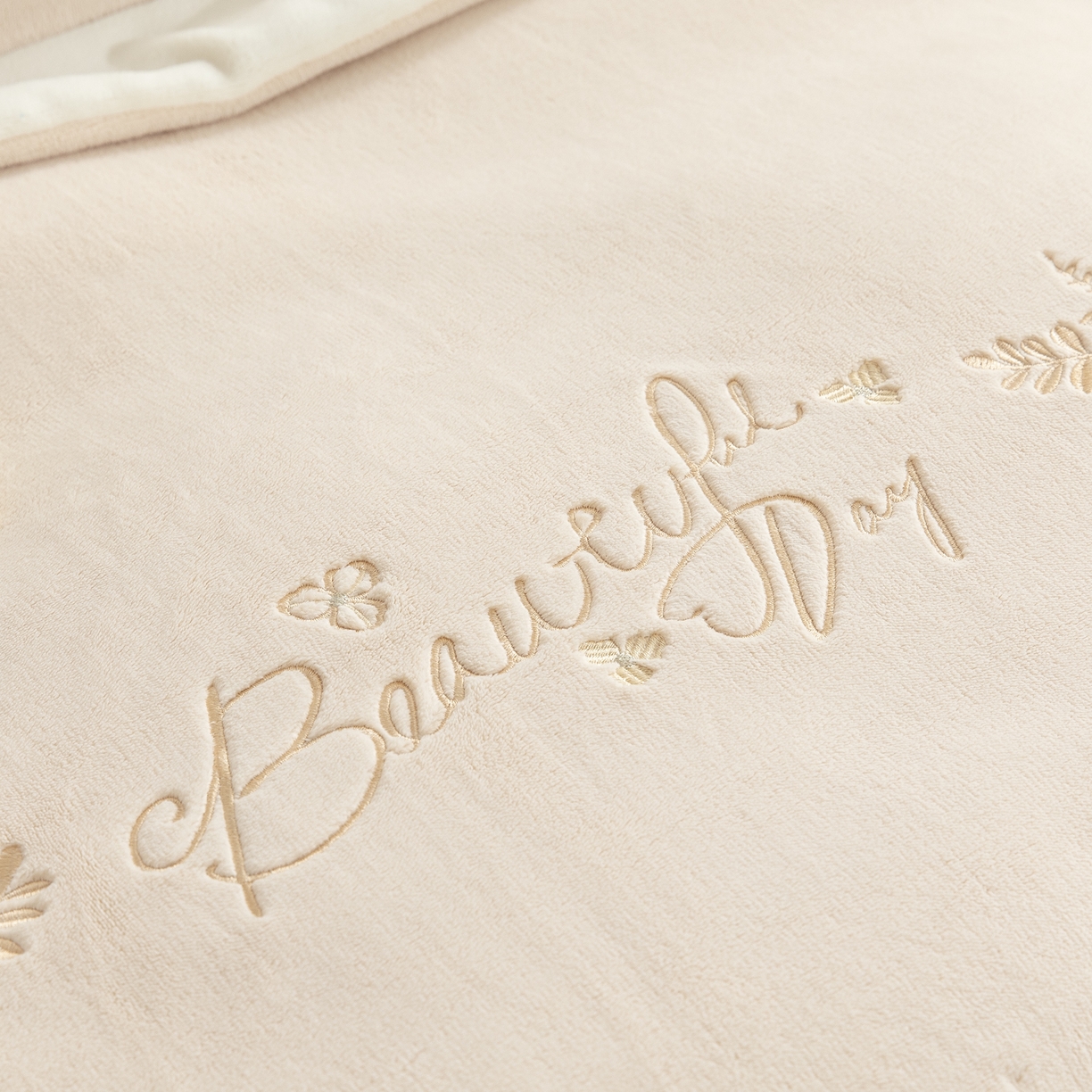 91家纺网 家纺一手货源 找家纺 贝尔 2025新款青黛-纯色高克重全消光蚕丝绒（赠送拎袋）拼角刺绣四件套 米驼