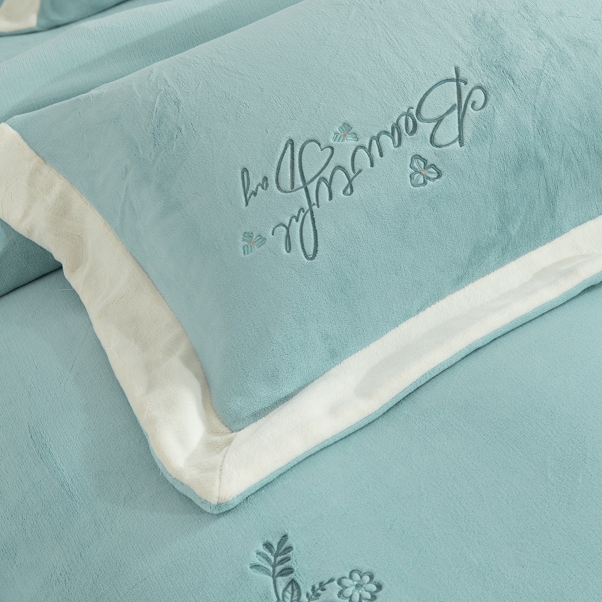 91家纺网 家纺一手货源 找家纺 贝尔 2025新款青黛-纯色高克重全消光蚕丝绒（赠送拎袋）拼角刺绣四件套 浅绿