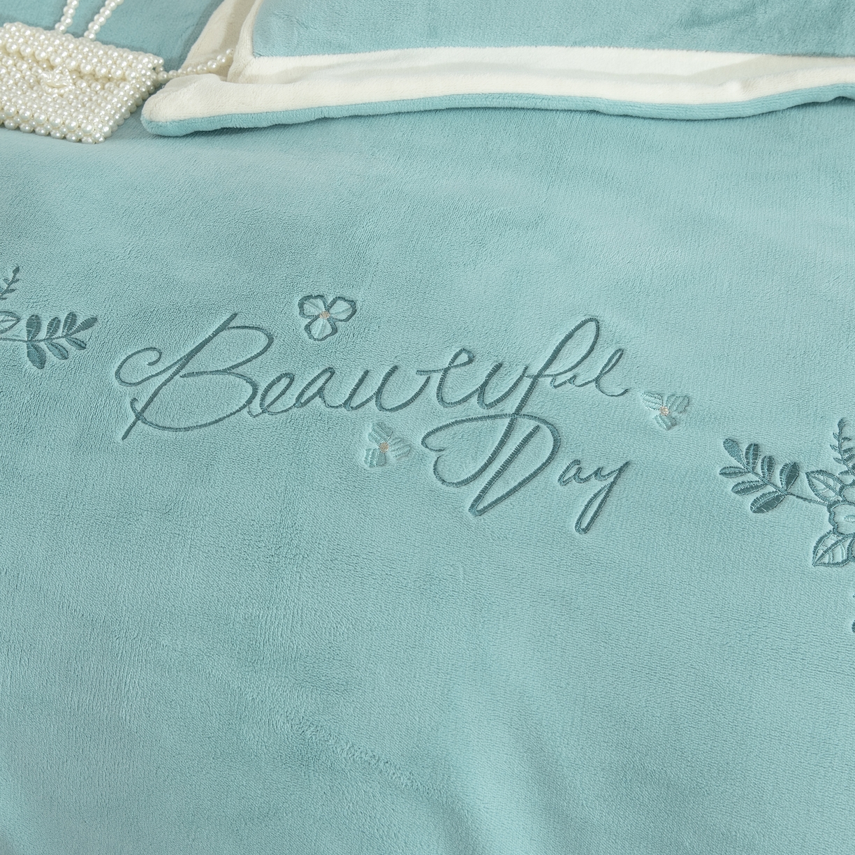 91家纺网 家纺一手货源 找家纺 贝尔 2025新款青黛-纯色高克重全消光蚕丝绒（赠送拎袋）拼角刺绣四件套 浅绿