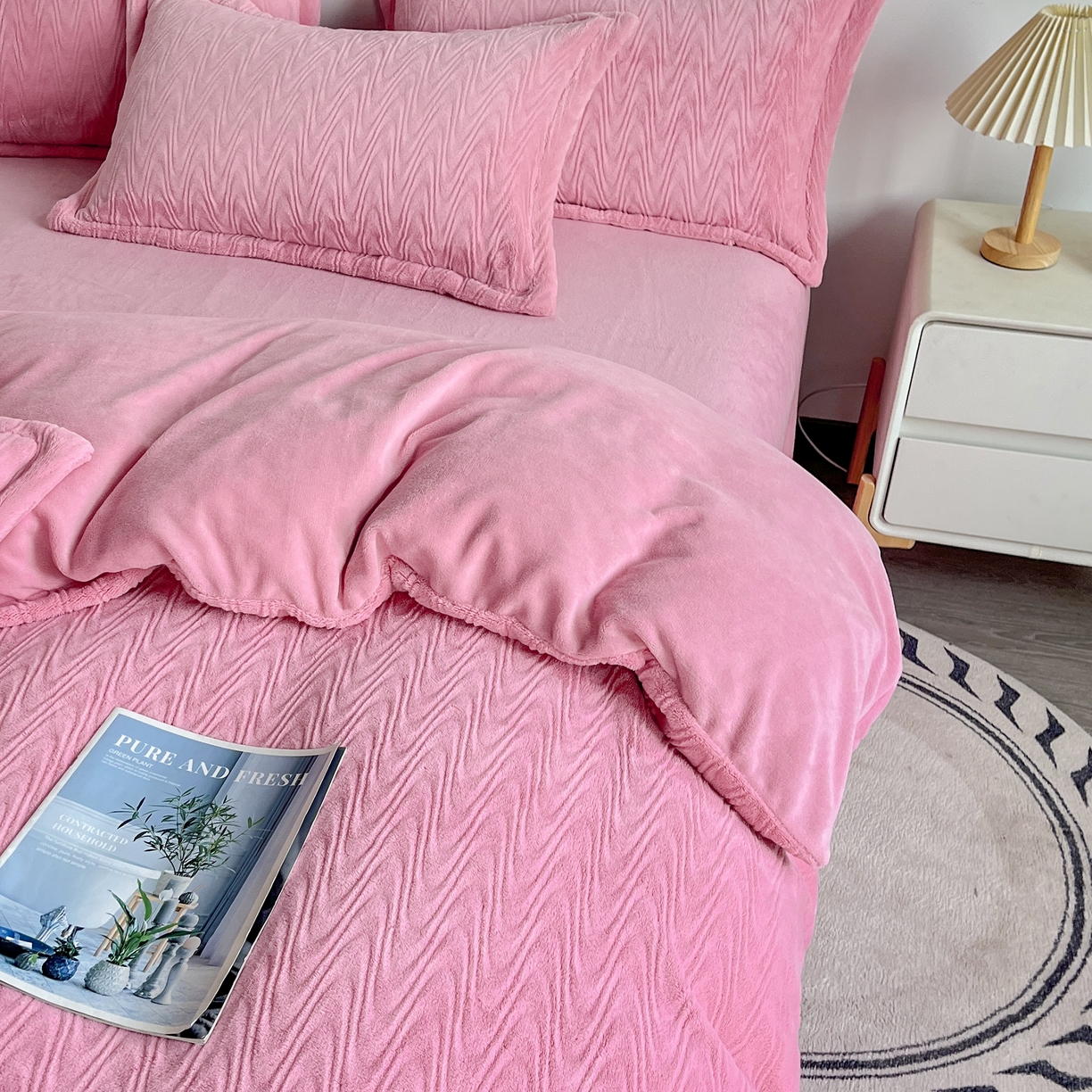 91家纺网 家纺一手货源 找家纺 2025新款全消光皮草绒纯色高克重四件套（赠送拎袋）——波纹 仙女粉