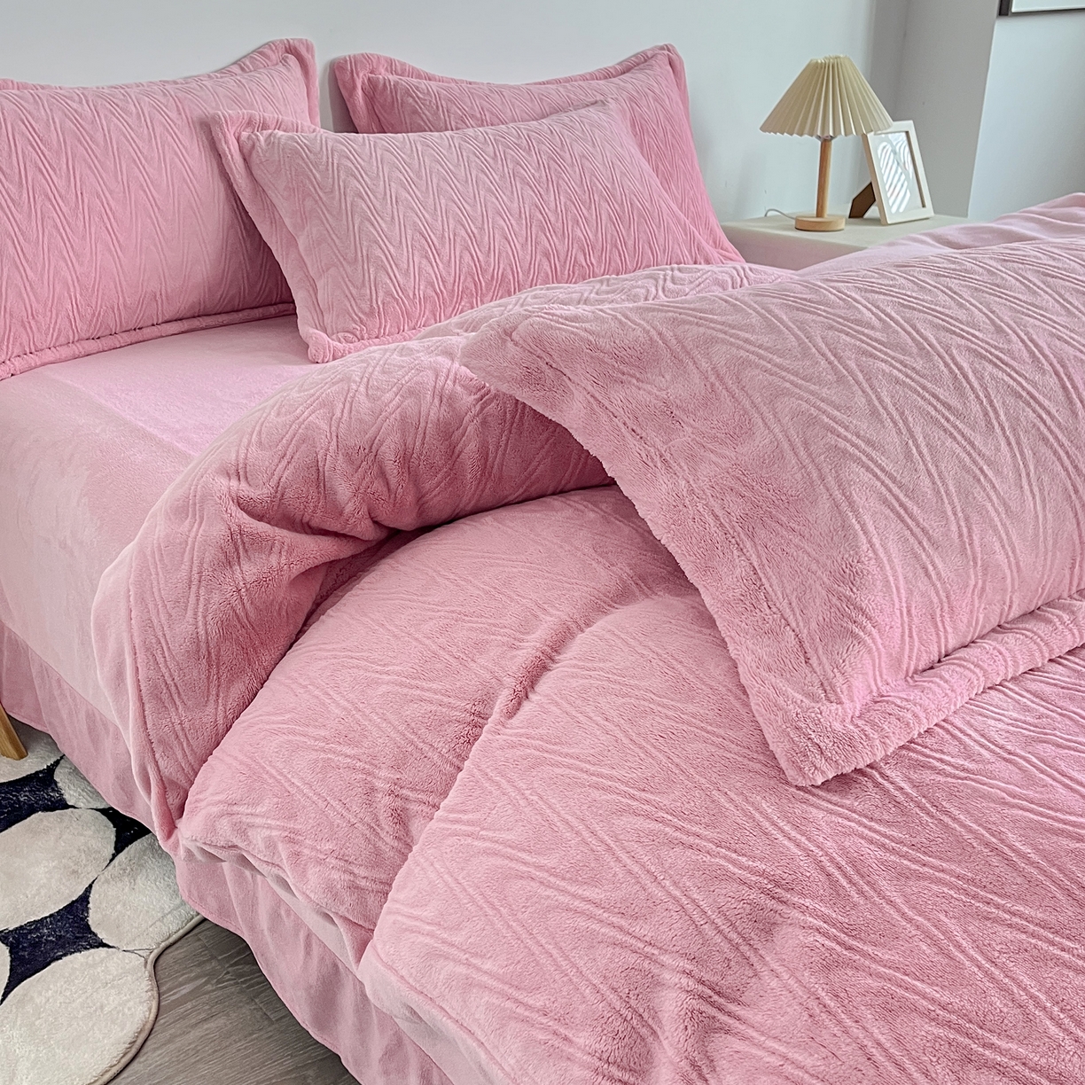 91家纺网 家纺一手货源 找家纺 2025新款全消光皮草绒纯色高克重四件套（赠送拎袋）——波纹 仙女粉