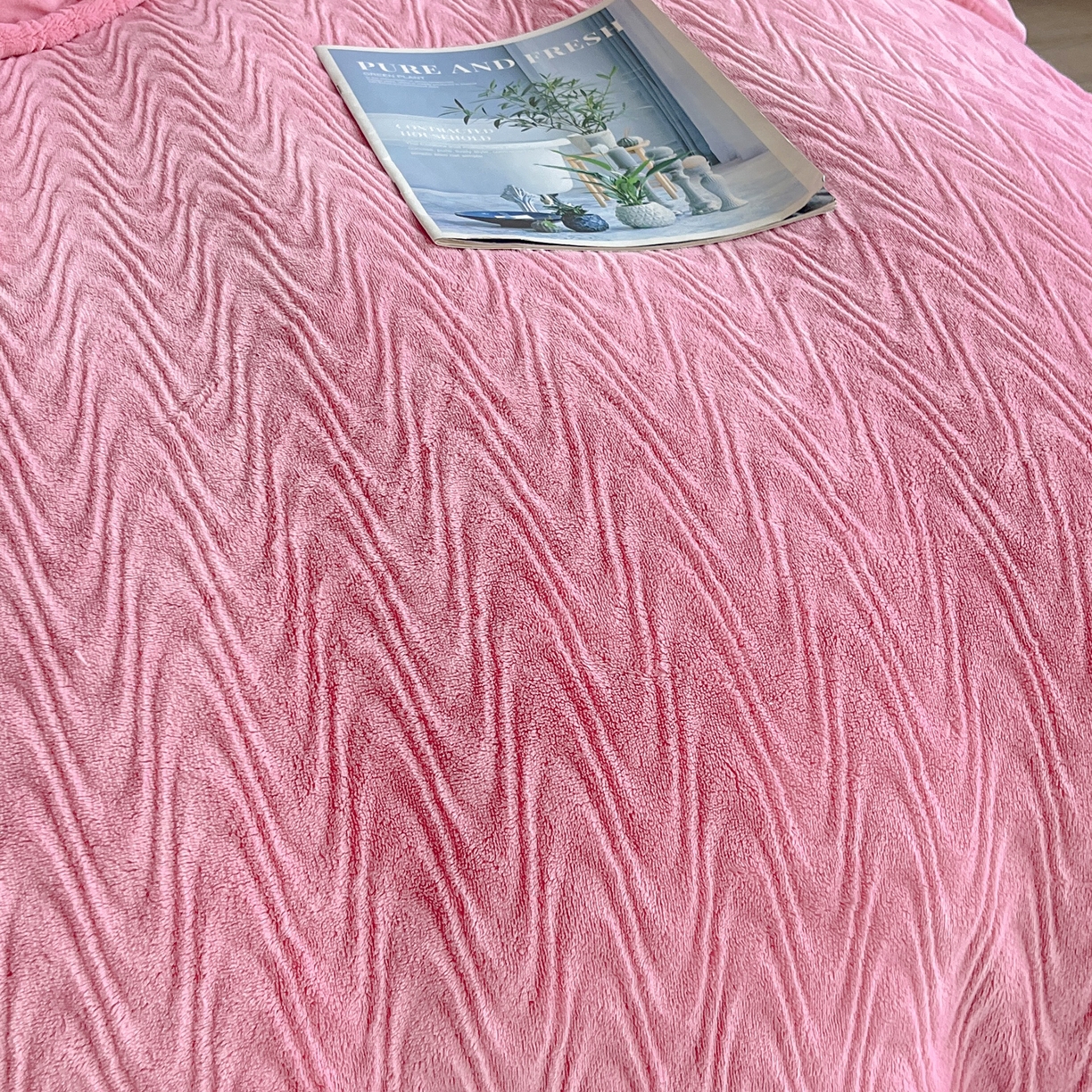 91家纺网 家纺一手货源 找家纺 2025新款全消光皮草绒纯色高克重四件套（赠送拎袋）——波纹 仙女粉