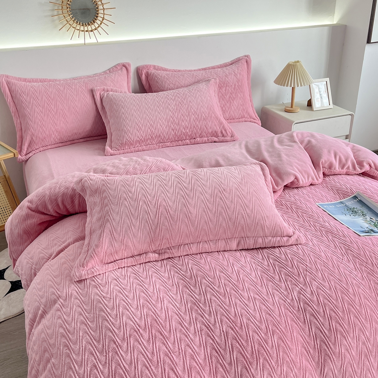 91家纺网 家纺一手货源 找家纺 2025新款全消光皮草绒纯色高克重四件套（赠送拎袋）——波纹 仙女粉