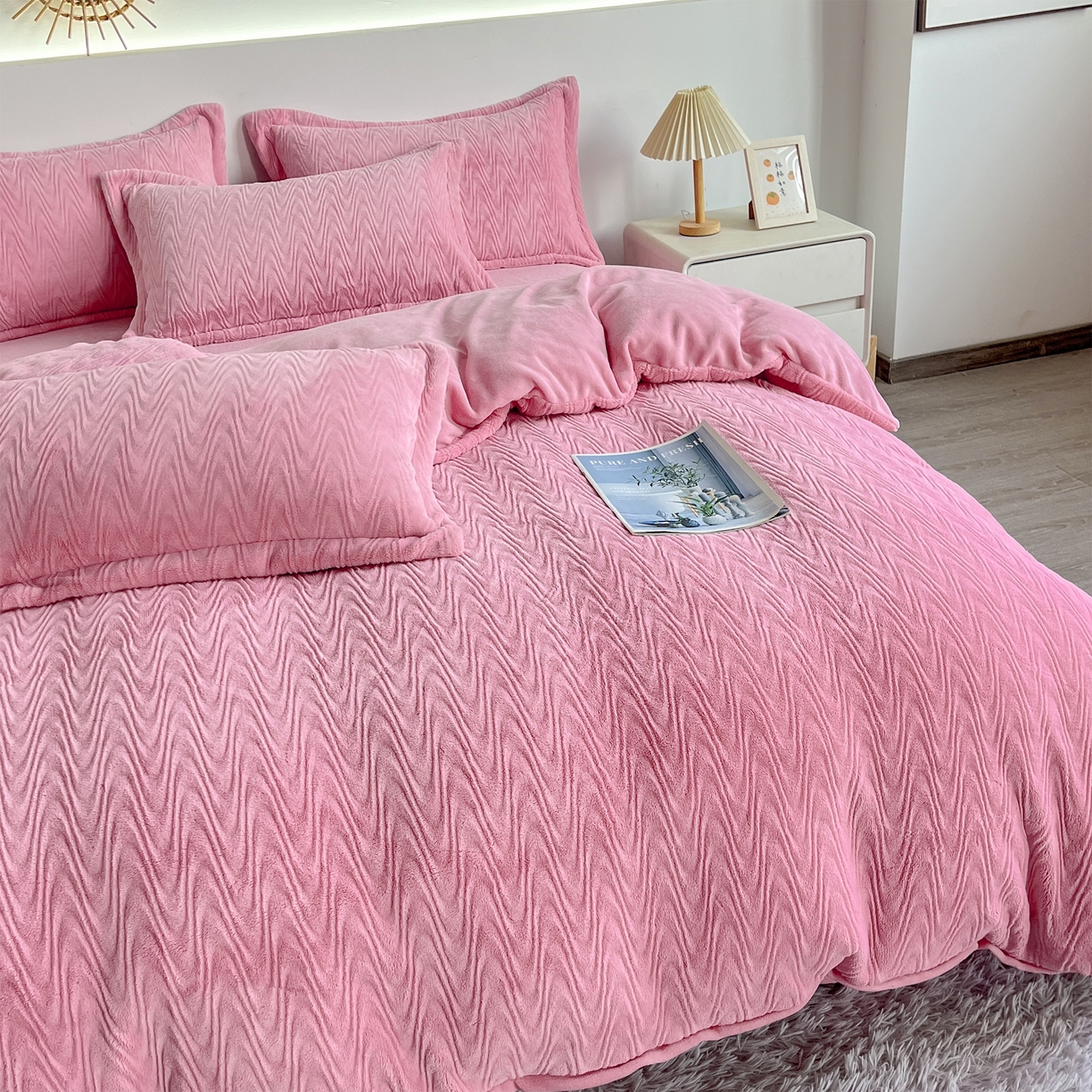 91家纺网 家纺一手货源 找家纺 2025新款全消光皮草绒纯色高克重四件套（赠送拎袋）——波纹 仙女粉