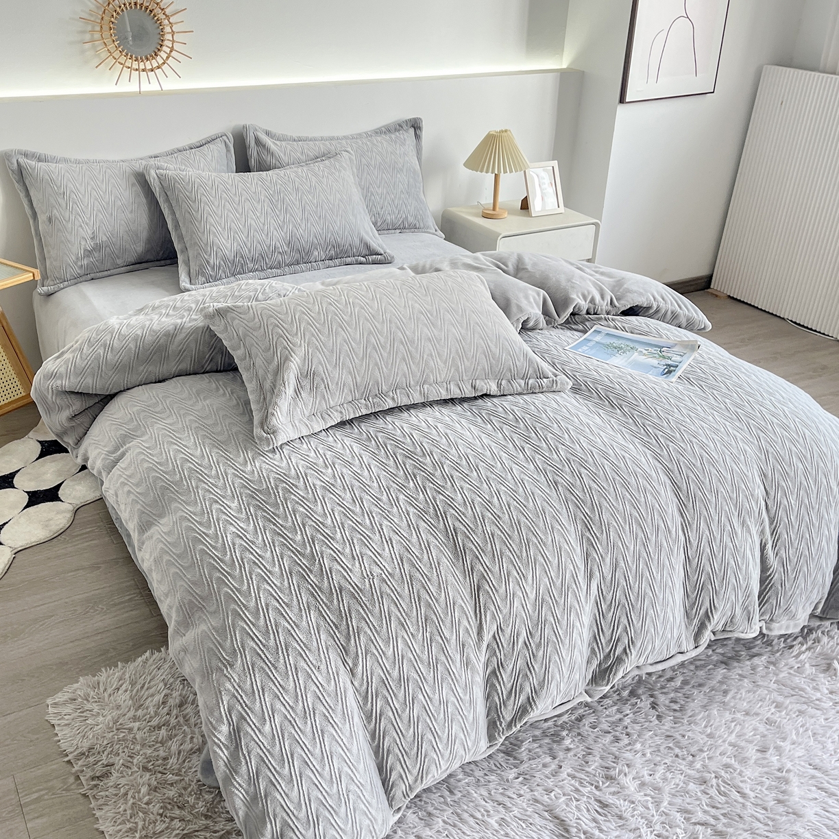 91家纺网 家纺一手货源 找家纺 2025新款全消光皮草绒纯色高克重四件套（赠送拎袋）——波纹 银灰