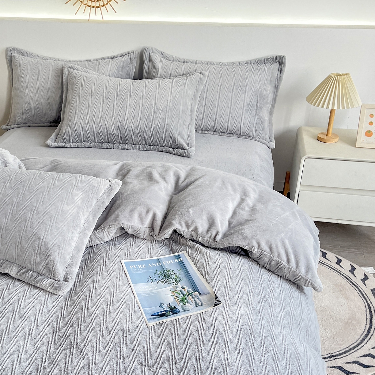 91家纺网 家纺一手货源 找家纺 2025新款全消光皮草绒纯色高克重四件套（赠送拎袋）——波纹 银灰