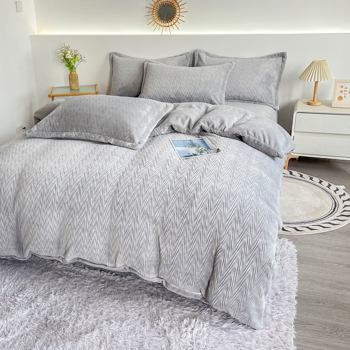 91家纺网 家纺一手货源 找家纺 2025新款全消光皮草绒纯色高克重四件套（赠送拎袋）——波纹 银灰