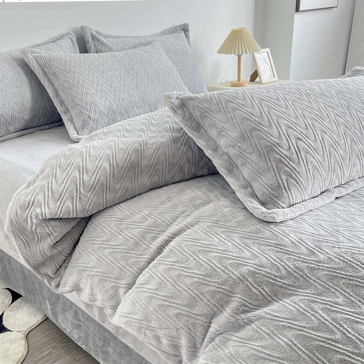 91家纺网 家纺一手货源 找家纺 2025新款全消光皮草绒纯色高克重四件套（赠送拎袋）——波纹 银灰