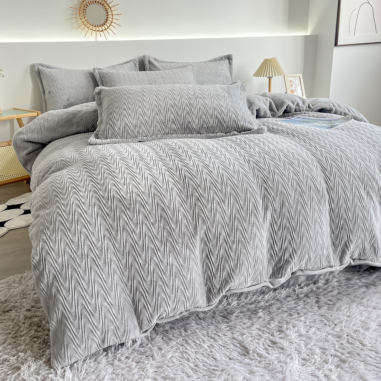 91家纺网 家纺一手货源 找家纺 2025新款全消光皮草绒纯色高克重四件套（赠送拎袋）——波纹 银灰