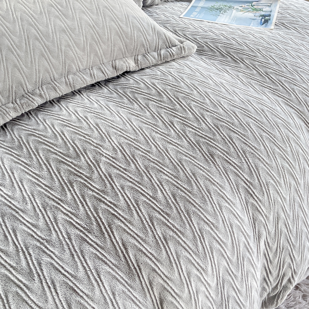 91家纺网 家纺一手货源 找家纺 2025新款全消光皮草绒纯色高克重四件套（赠送拎袋）——波纹 银灰
