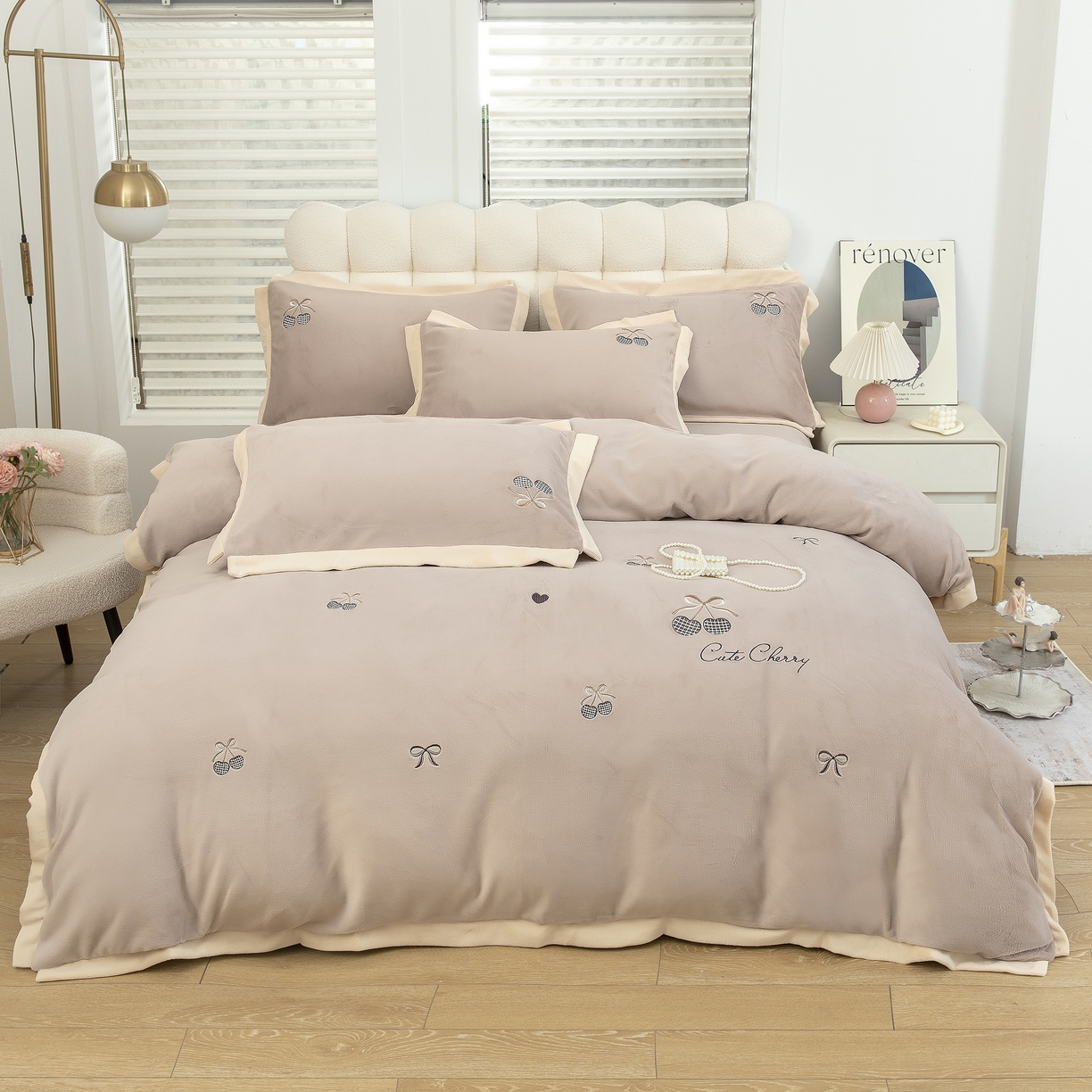 91家纺网 家纺一手货源 找家纺 （总）贝尔 2025新款甜蜜樱桃-纯色高克重全消光蚕丝绒（赠送拎袋）-段角刺绣四件套