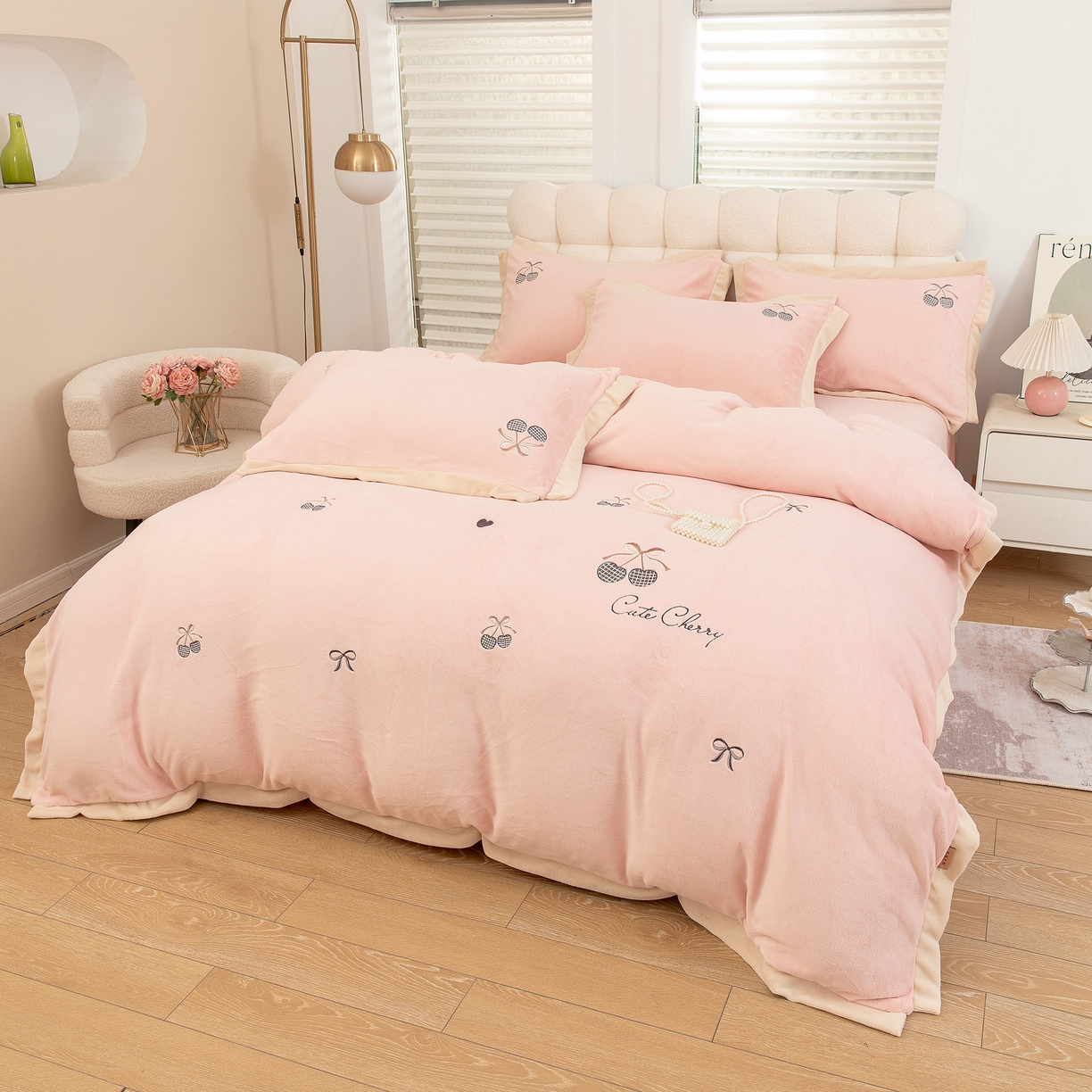 91家纺网 家纺一手货源 找家纺 （总）贝尔 2025新款甜蜜樱桃-纯色高克重全消光蚕丝绒（赠送拎袋）-段角刺绣四件套