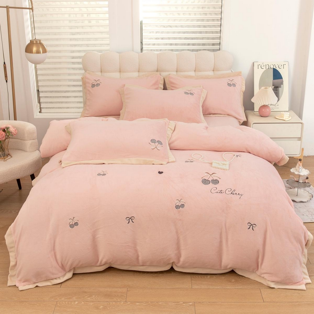 （总）贝尔 2025新款甜蜜樱桃-纯色高克重全消光蚕丝绒（赠送拎袋）-段角刺绣四件套