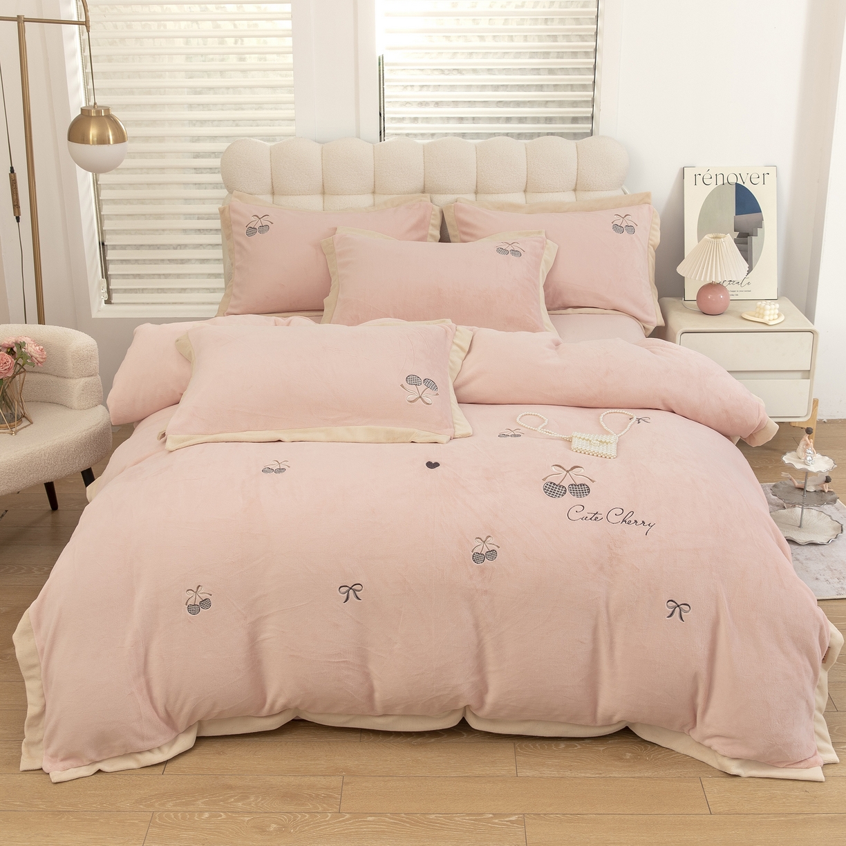 91家纺网 家纺一手货源 找家纺 贝尔 2025新款甜蜜樱桃-纯色高克重全消光蚕丝绒（赠送拎袋）-段角刺绣四件套 甜蜜樱桃-粉色