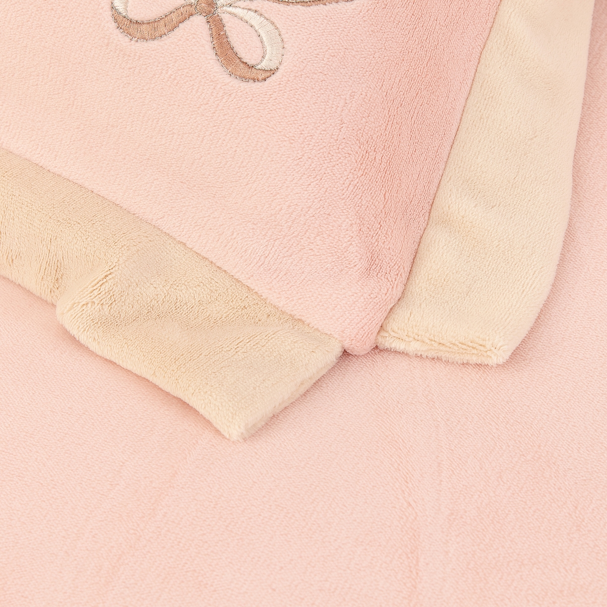 91家纺网 家纺一手货源 找家纺 贝尔 2025新款甜蜜樱桃-纯色高克重全消光蚕丝绒（赠送拎袋）-段角刺绣四件套 甜蜜樱桃-粉色