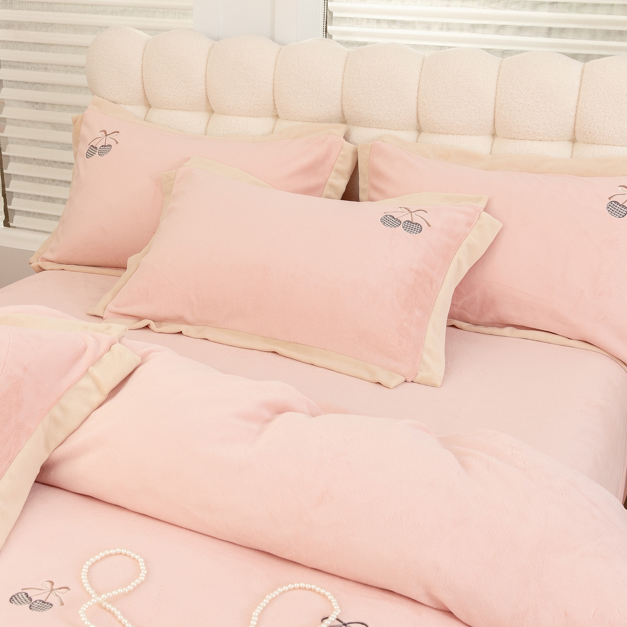 91家纺网 家纺一手货源 找家纺 贝尔 2025新款甜蜜樱桃-纯色高克重全消光蚕丝绒（赠送拎袋）-段角刺绣四件套 甜蜜樱桃-粉色