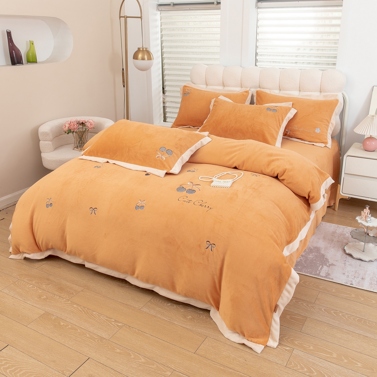 91家纺网 家纺一手货源 找家纺 贝尔 2025新款甜蜜樱桃-纯色高克重全消光蚕丝绒（赠送拎袋）-段角刺绣四件套 甜蜜樱桃-桔色