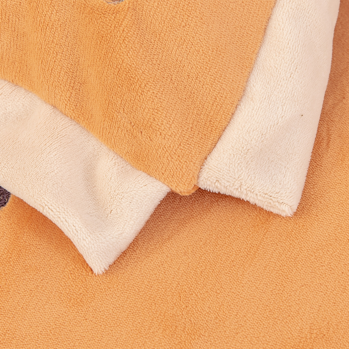 91家纺网 家纺一手货源 找家纺 贝尔 2025新款甜蜜樱桃-纯色高克重全消光蚕丝绒（赠送拎袋）-段角刺绣四件套 甜蜜樱桃-桔色