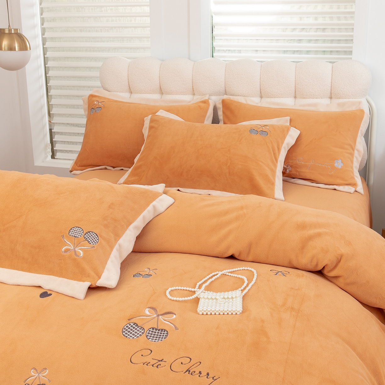 91家纺网 家纺一手货源 找家纺 贝尔 2025新款甜蜜樱桃-纯色高克重全消光蚕丝绒（赠送拎袋）-段角刺绣四件套 甜蜜樱桃-桔色