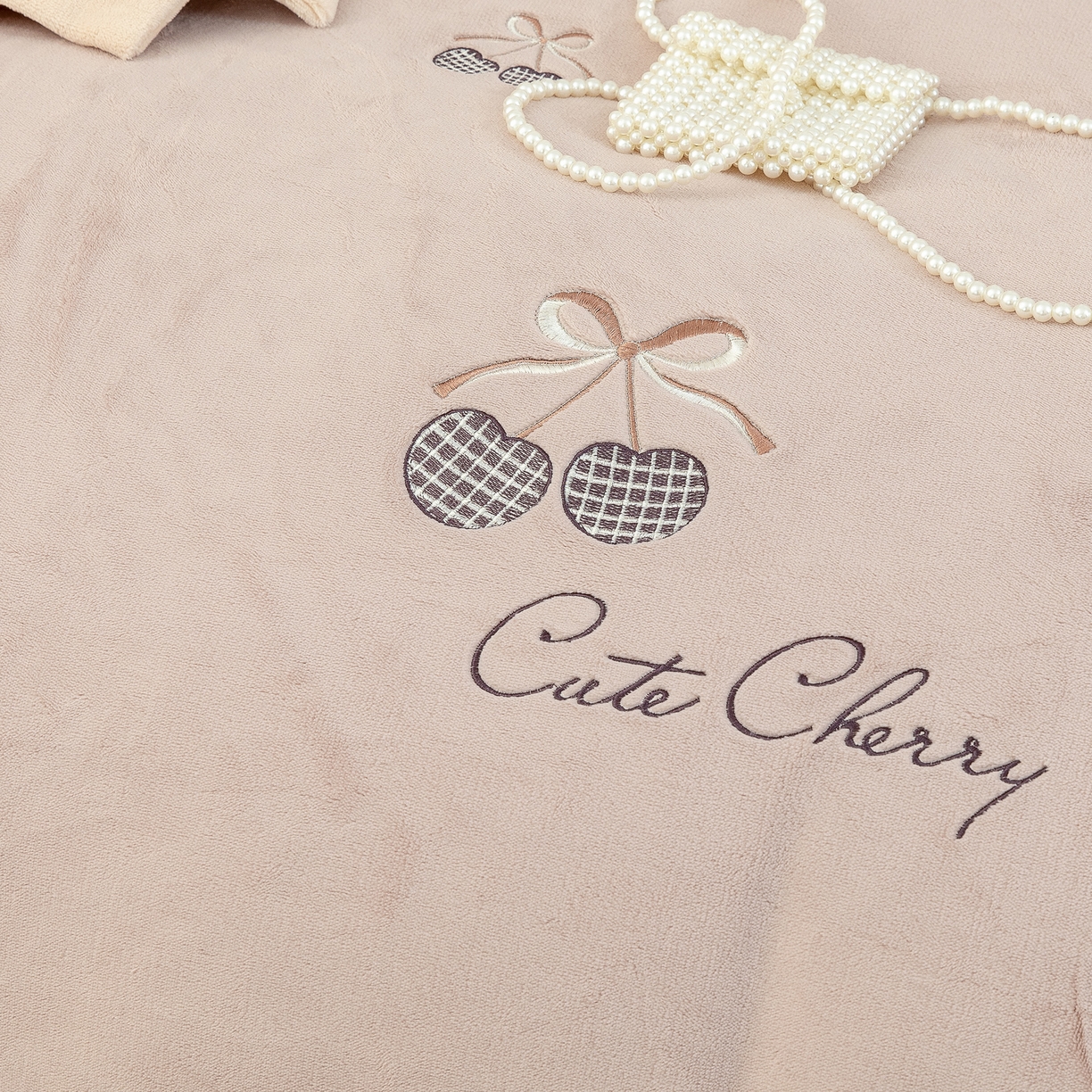 91家纺网 家纺一手货源 找家纺 贝尔 2025新款甜蜜樱桃-纯色高克重全消光蚕丝绒（赠送拎袋）-段角刺绣四件套 甜蜜樱桃-咖色