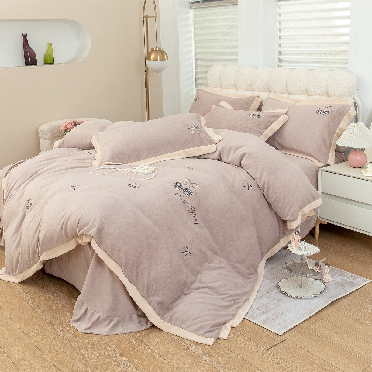 91家纺网 家纺一手货源 找家纺 贝尔 2025新款甜蜜樱桃-纯色高克重全消光蚕丝绒（赠送拎袋）-段角刺绣四件套 甜蜜樱桃-咖色